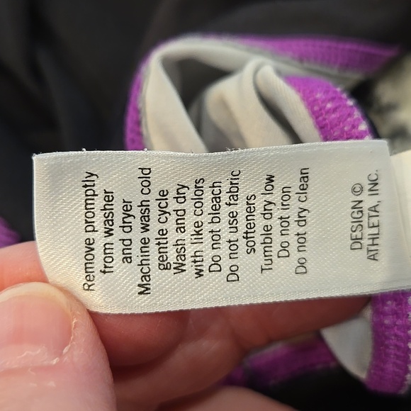 ATHLETA RUNAWAY TOP. PAISLEY DESIGN. BLACK/PURPLE. SIZE LARGE. - Picture 5 of 9